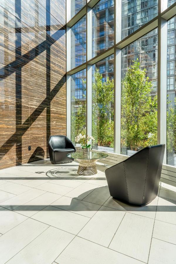 Family Oriented Downtown Toronto 2Bdrm Condo With Parking & Office Space Екстериор снимка