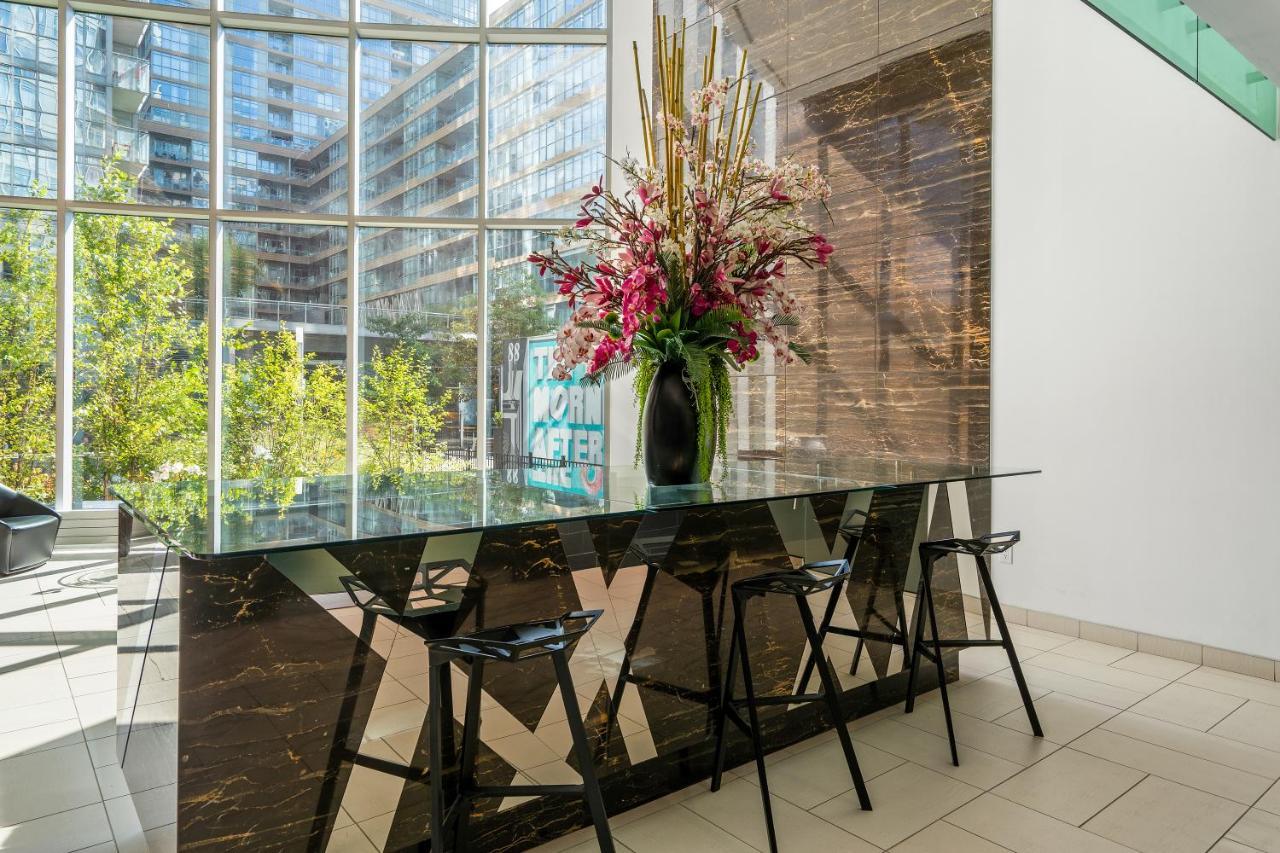 Family Oriented Downtown Toronto 2Bdrm Condo With Parking & Office Space Екстериор снимка