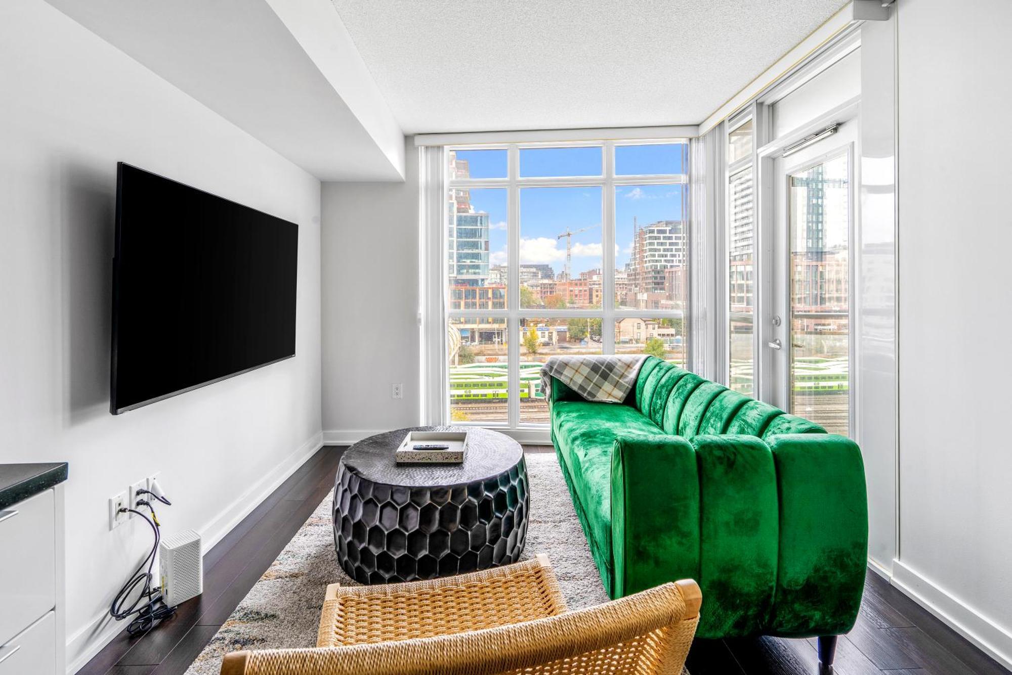Family Oriented Downtown Toronto 2Bdrm Condo With Parking & Office Space Екстериор снимка